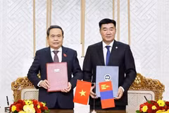 President of the Vietnamese National Assembly Tran Thanh Man (L) and Chairman of the State Great Hural of Mongolia Sandag Byambatsogt at the MoU signing ceremony in Ulaanbaatar on September 10 (Photo: VNA)