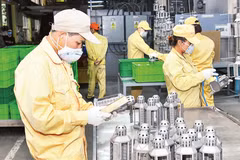 Production at Thang Long Metal Wares JSC in Ha Noi. (Photo: TUE NGHI)