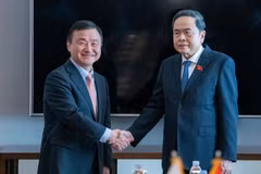 NA President Tran Thanh Man (R) and Roh Tae-moon, CEO of Samsung Electronics (Photo: qdnd.vn)
