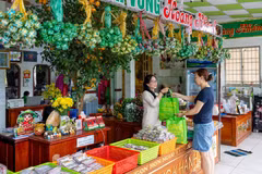 Visitors buy fermented pork roll and other products at the Hoang Khanh roll-making establishment in Lai Vung Commune. (Photo: MY HA)