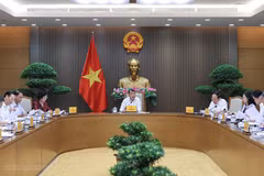 Prime Minister Le Minh Hung at the working session with the Ministry of Health and relevant ministries and agencies on September 8 to discuss a draft law amending and supplementing several laws in the healthcare sector. (Photo: baochinhphu.vn)