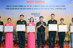Certificates of merit are presented to individuals for outstanding achievements in organising and participating in the fair. (Photo: Ministry of National Defence)