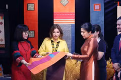 Vietnamese, Panamanian first ladies bond over ethnic textiles at Ha Noi cultural event. (Photo: VNA)
