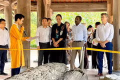 The delegation visits archaeological artefacts displayed at Tam Chuc Communal House. (Photo: YEN TRINH)