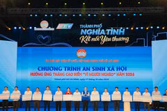 Nguyen Phuoc Loc, Party Central Committee Member, Deputy Secretary of the Ho Chi Minh City Party Committee, and President of the Viet Nam Fatherland Front Committee of Ho Chi Minh City, presents symbolic scholarship boards for disadvantaged pupils to representatives of communes and wards. (Photo: Organising Committee)