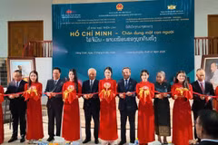 Exhibition featuring paintings of President Ho Chi Minh opens in Laos. (Photo:bvhttdl.gov.vn)