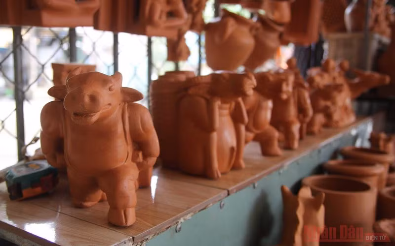Thanh Ha villagers make clay buffalos in hope for thriving new year ảnh 6