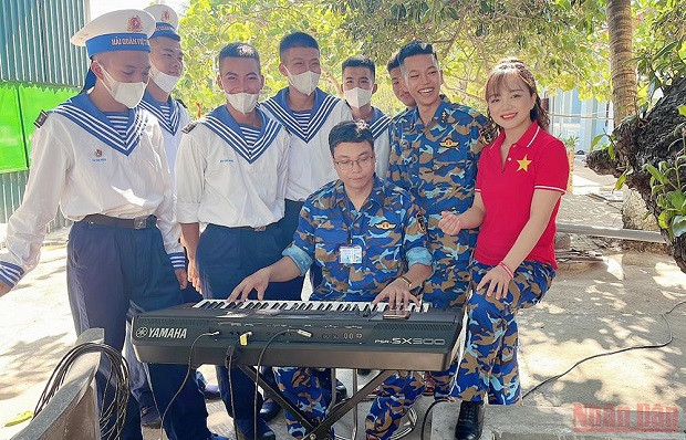 Gifts presented to soldiers and people in Truong Sa ảnh 2 Gifts presented to soldiers and people in Truong Sa ảnh 2