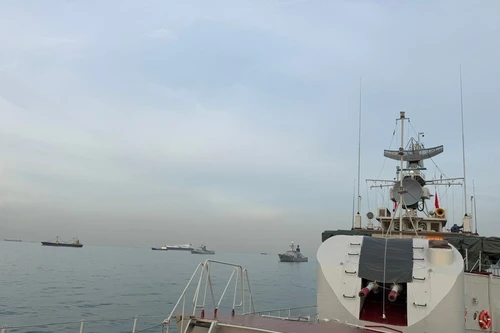 Ship 09 of Brigade 171 of the Viet Nam People’s Navy operates in Indonesian waters alongside naval vessels from participating countries during the AUMX-2 exercise. (Photo: VNA)