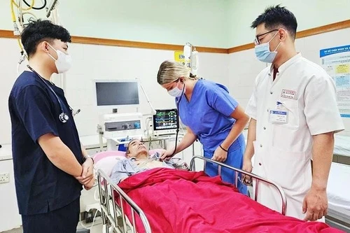 An emergency duty shift of foreign medical students at a medical facility in Viet Nam.
