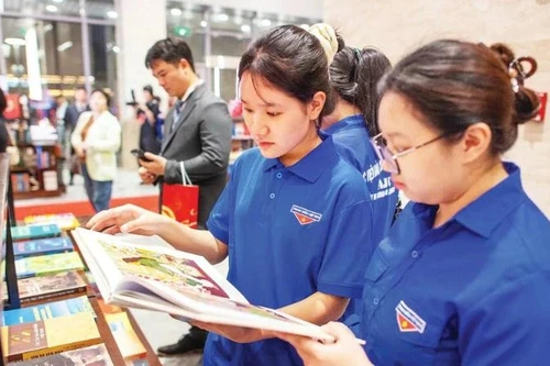 Display area of outstanding works at the 8th National Book Awards Ceremony. (Photo: VIET LINH)