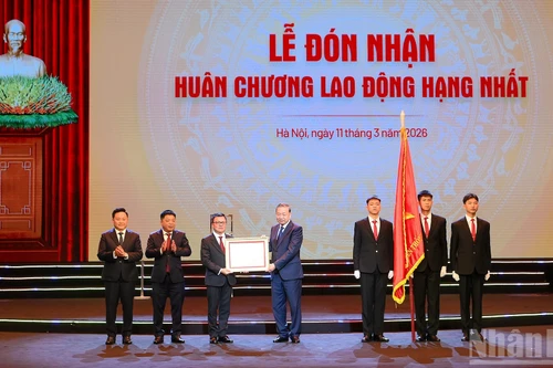 General Secretary To Lam presents the First-Class Labour Order to Nhan Dan Newspaper at the ceremony marking the 75th anniversary of the first issue of Nhan Dan Newspaper.