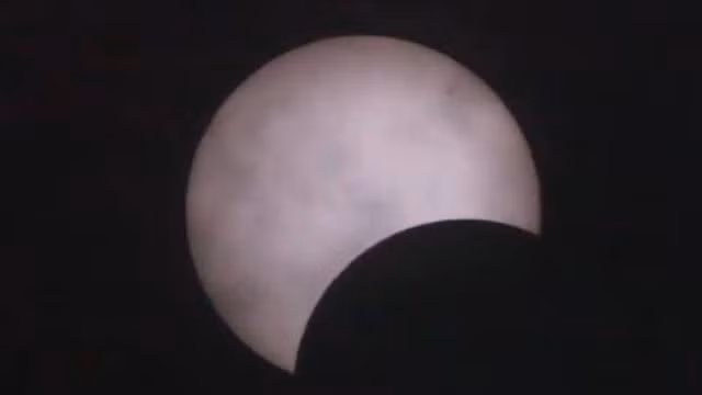 Vietnamese enjoy decade’s last solar eclipse ảnh 6 Vietnamese enjoy decade’s last solar eclipse ảnh 6