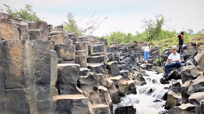 Impressive stone blocks across Jrai Pha stream in Gia Lai ảnh 2