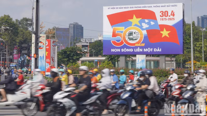 Ho Chi Minh City is decorated splendidly, full of flags and flowers.