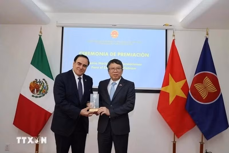 Vietnamese Ambassador to Mexico Nguyen Van Hai (R) presents the prize to Mouris Salloum George (Photo: VNA)