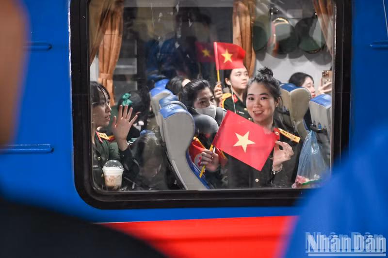 The charm of female soldiers on the train through the glass window.