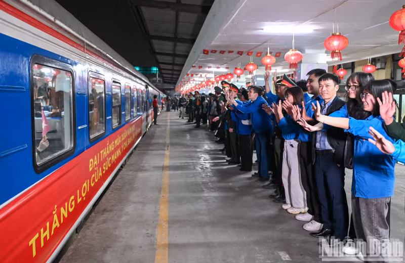 At Hanoi Train Station, many delegations of youth union members and students of Hanoi City came to encourage the soldiers.