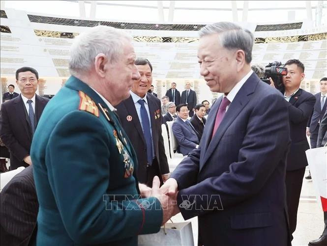 Party General Secretary To Lam shakes hands with a Belarusian veteran with outstanding contributions to Viet Nam. (Photo: VNA)