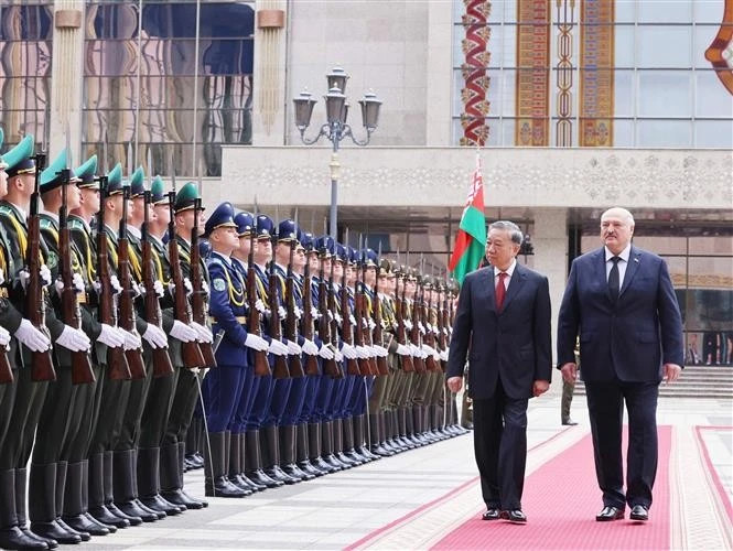 General Secretary of the Communist Party of Viet Nam Central Committee To Lam (L) and Belarusian President Aleksandr Lukashenko review the guard of honour at the welcome ceremony in Minsk on May 12. (Photo: VNA)