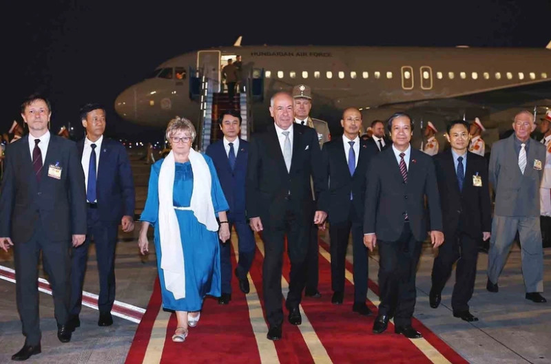 Hungarian President Sulyok Tamas and his spouse arrive in Ha Noi on May 27 evening. (Photo: VNA)
