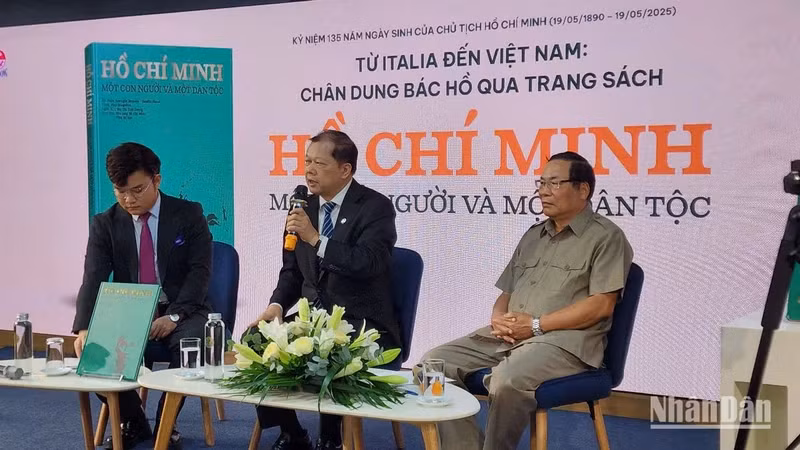 Speakers shared about the book (Photo: NDO)