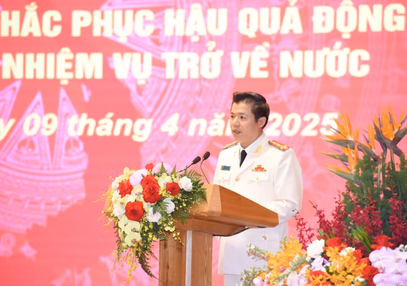Colonel Nguyen Minh Khuong, Deputy Director of the Police Department of Fire Fighting, Fire Prevention and Rescue, Head of the rescue delegation of the Ministry of Public Security, reports on the search and rescue work.