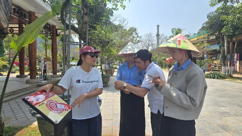 Many people are excited about the new service using NFC at Phong Nha-Ke Bang Tourism Centre.