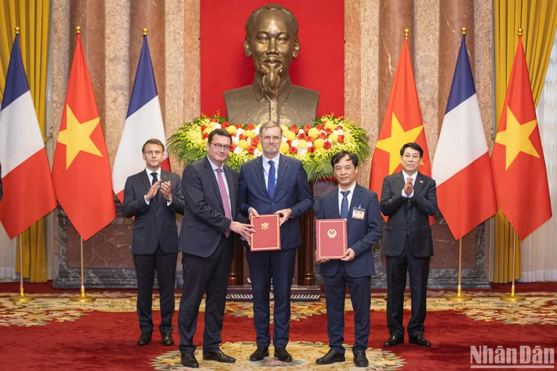 The agreement between VAST, Airbus Defence and Space, and CNES was formally presented at the Presidential Palace in Ha Noi. (Photo: NDO)