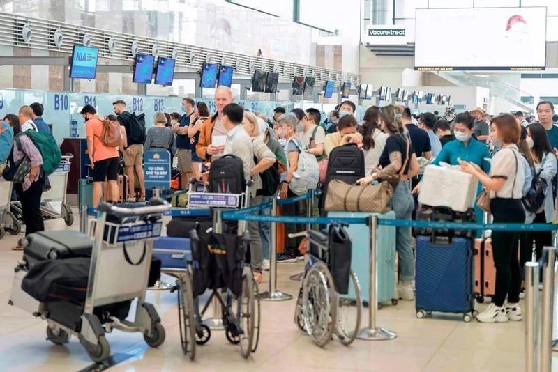 Passengers wait to handle check-in procedures at Noi Bai International Airport in Hanoi. (Photo: VNA)