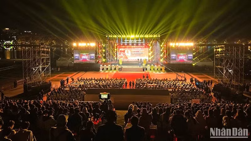 The ceremony celebrated the 50th anniversary of Lam Dong's Liberation Day (Photo: NDO)