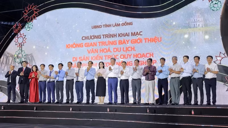 Delegates at the opening ceremony of Lam Dong Cultural, Tourism Exhibition Space in Ha Noi. (Photo: Organising Committee)