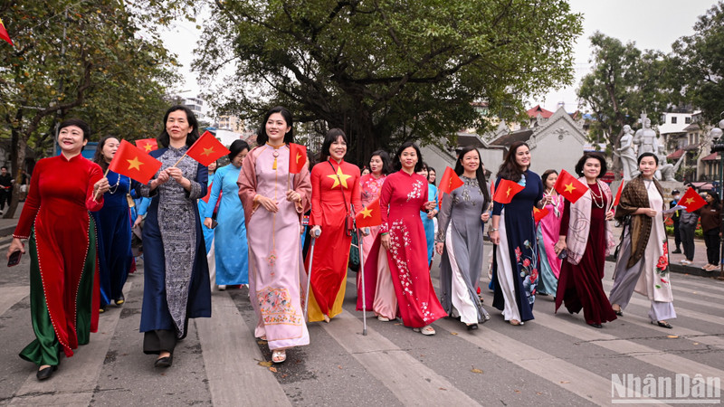Delegates participate in the parade at the Hoan Kiem Lake walking street.