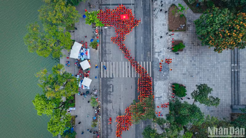 More than 1,000 women wearing Ao Dai formed a map of Vietnam