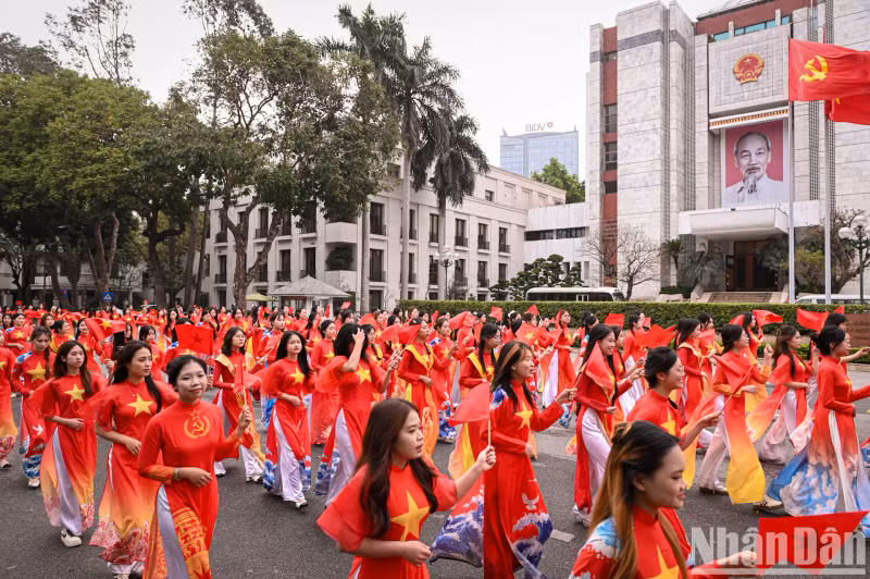 The parade passed the headquarters of the Hanoi Municipal People's Committee.