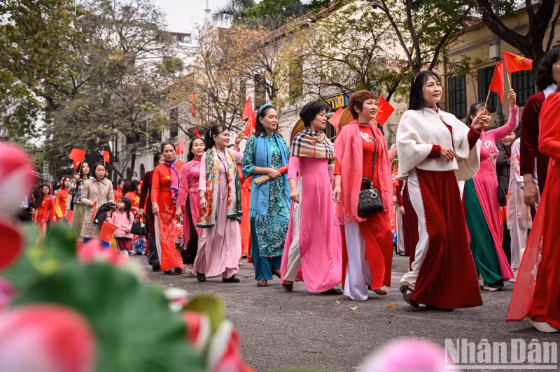 This event was also in response to the "Ao Dai Week" launched by the Central Committee of the Vietnam Women's Union nationwide.