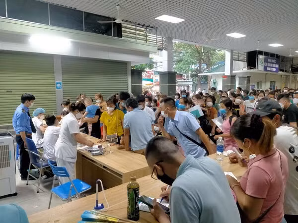 Funds managed by the Viet Nam Social Security account for 91.4% of the total extra-budgetary financial funds. (Photo: nhandan.vn)