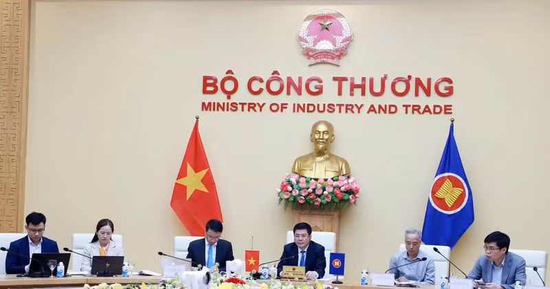 Vietnamese Minister of Industry and Trade Nguyen Hong Dien (third from right) attends the online Special ASEAN Economic Ministers’ Meeting. (Photo: VNA)