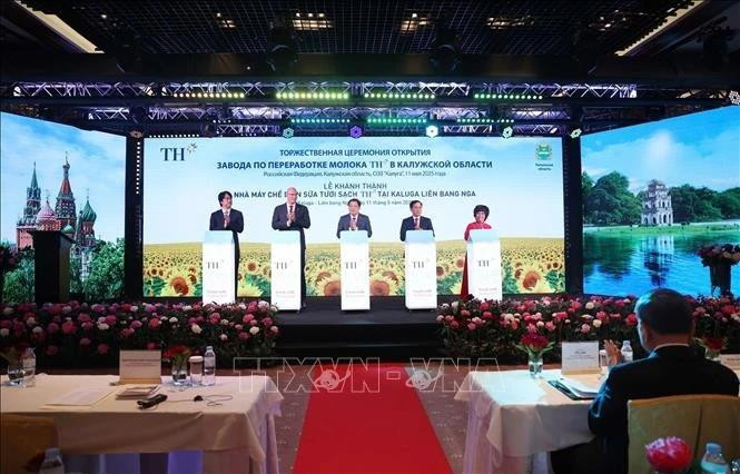 Delegates press the button to activate TH Group's milk processing plant in Borovsk district in Kaluga oblast of Russia on May 11. (Photo: VNA)