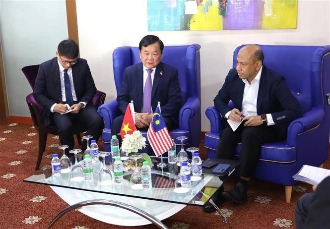 Deputy Minister of Defence Sen. Lieut. Gen. Hoang Xuan Chien (C) meets with Deputy Secretary-General of the Malaysian Ministry of Defence Mohd Yani Bin Daud (R). (Photo: VNA)