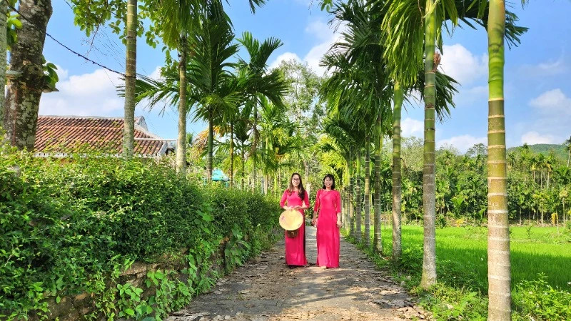 Tourists visit Loc Yen Ancient Village in Tien Phuoc District, Quang Nam Province. (Photo: nhandan.vn)