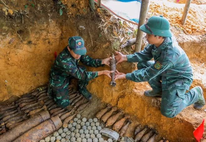Collecting UXO in Ha Giang province in July 2023 (Photo: VNA)