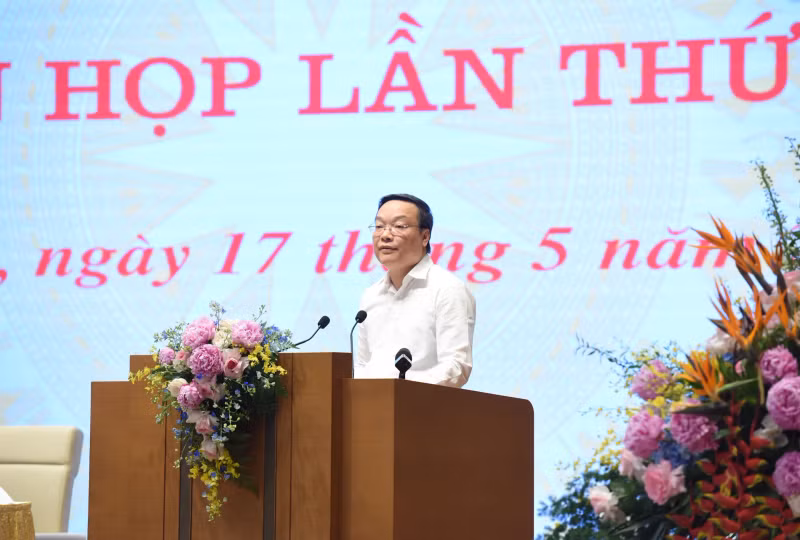 Deputy Minister of Home Affairs Truong Hai Long speaks at the meeting.