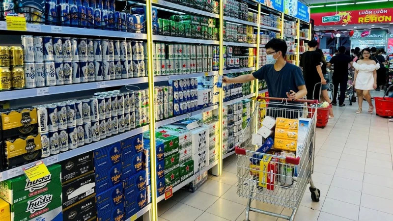 Consumers choose beverage products at a supermarket in Hanoi. (Photo: NDO)