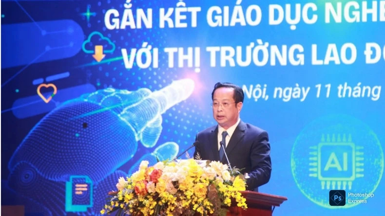 Director of Hanoi Department of Education and Training Tran The Cuong speaking at the event.
