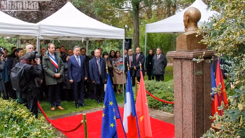 On October 6, 2024, General Secretary and President To Lam and the high-ranking Vietnamese delegation offered flowers at the statue of President Ho Chi Minh at Montreau Park in Montreuil City, suburb of Paris. (Photo: NDO)