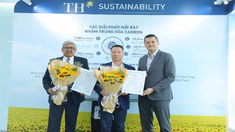 Managing Director of Control Union Vietnam Wouter Melis van Ravenhorst presents certificates to the two companies. (Photo: VNA)