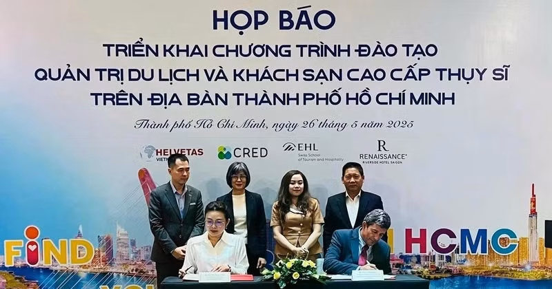 A press conference to announce the launch of the Swiss Executive Hospitality Training (Swiss EHT) programme (Photo: nongnghiepmoitruong.vn)