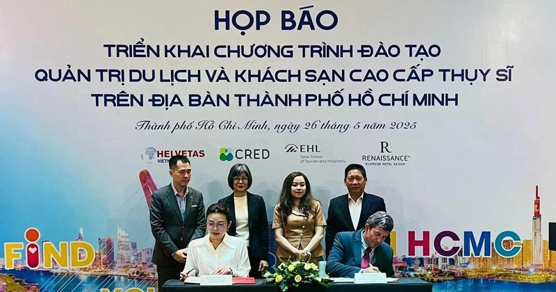 A press conference to announce the launch of the Swiss Executive Hospitality Training (Swiss EHT) programme (Photo: nongnghiepmoitruong.vn)