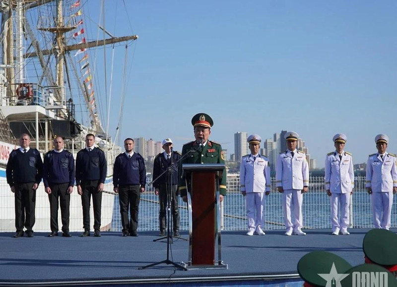 Vietnamese Deputy Minister of National Defence Senior Lieutenant General Hoang Xuan Chien speaks at a ceremony to hand over the research vessel Professor Gagarinsky to the Joint Viet Nam-Russia Tropical Science and Technology Research Centre. (Photo: qdnd.vn)
